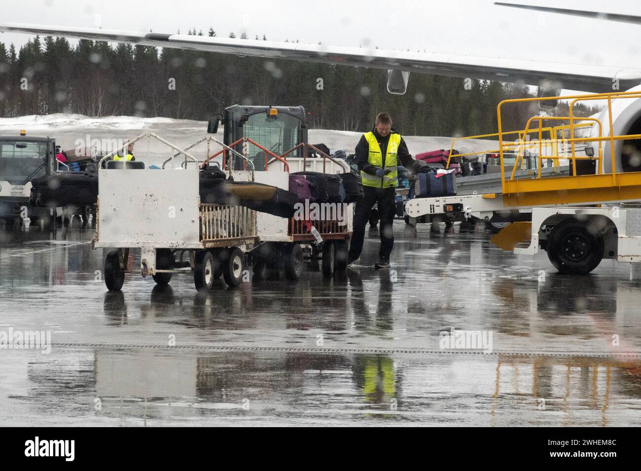 '07.04.2023, Norvegia, Northland, Evenes - il dipendente dell'aeroporto carica le valigie su un aereo sul piazzale dell'aeroporto di Harstad/Narvik. 00S230407D057CAROEX Foto Stock