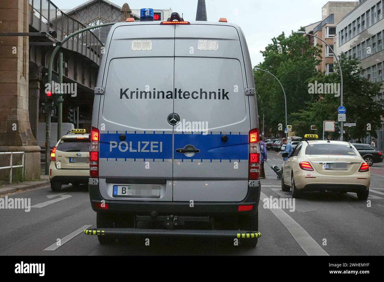 "21.07.2023, Germania, Berlino, Berlino - veicolo forense della polizia di Berlino. 00S230721D138CAROEX.JPG [RILASCIO DEL MODELLO: NO, RILASCIO DELLA PROPRIETÀ: NO (C) CAR Foto Stock
