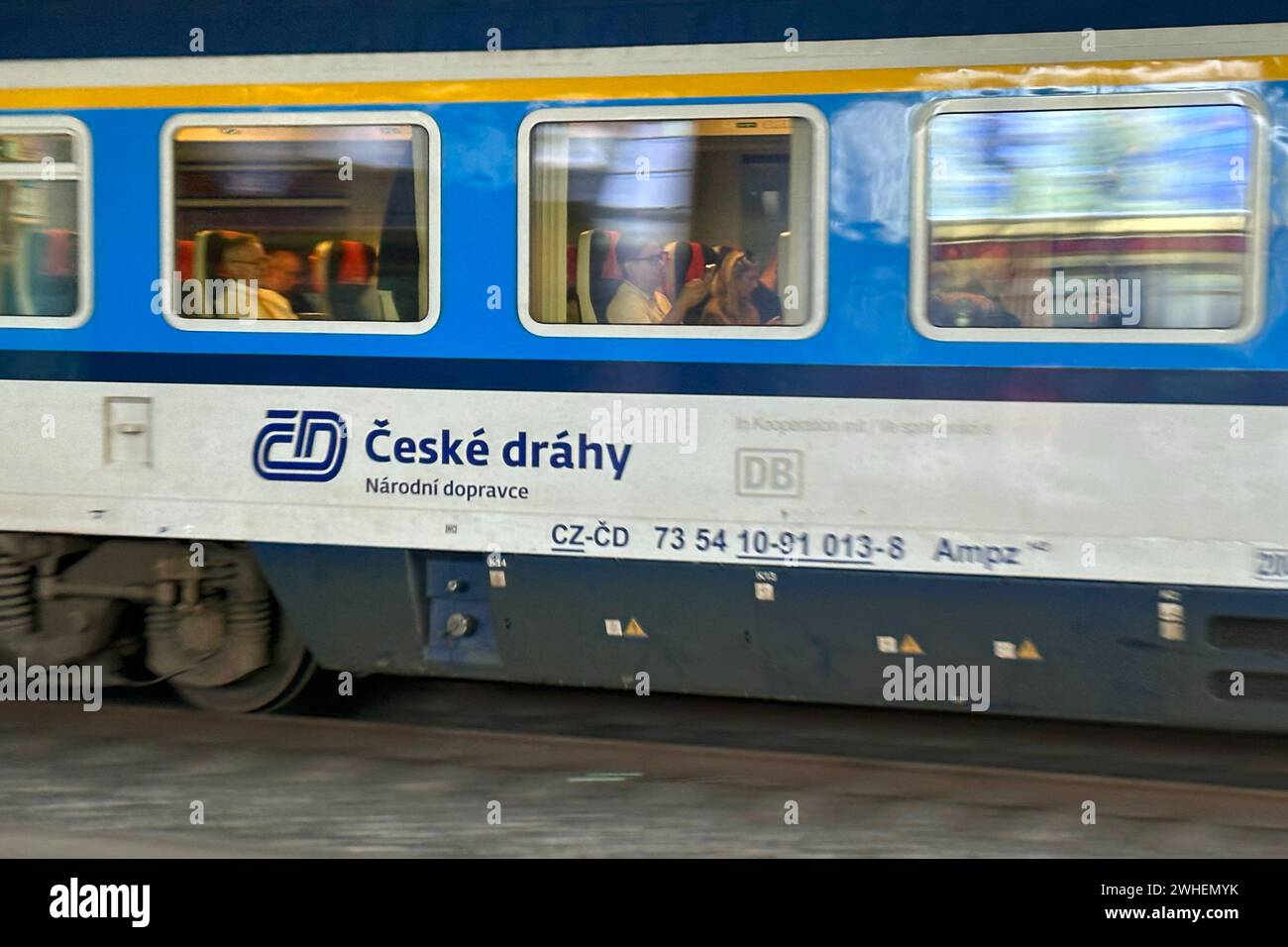 '10.08.2023, Germania, Berlino, Berlino - passeggeri su un treno Ceske drahy. 00S230810D161CAROEX.JPG [RILASCIO MODELLO: NO, RILASCIO DI PROPRIETÀ: NO (c) caro im Foto Stock