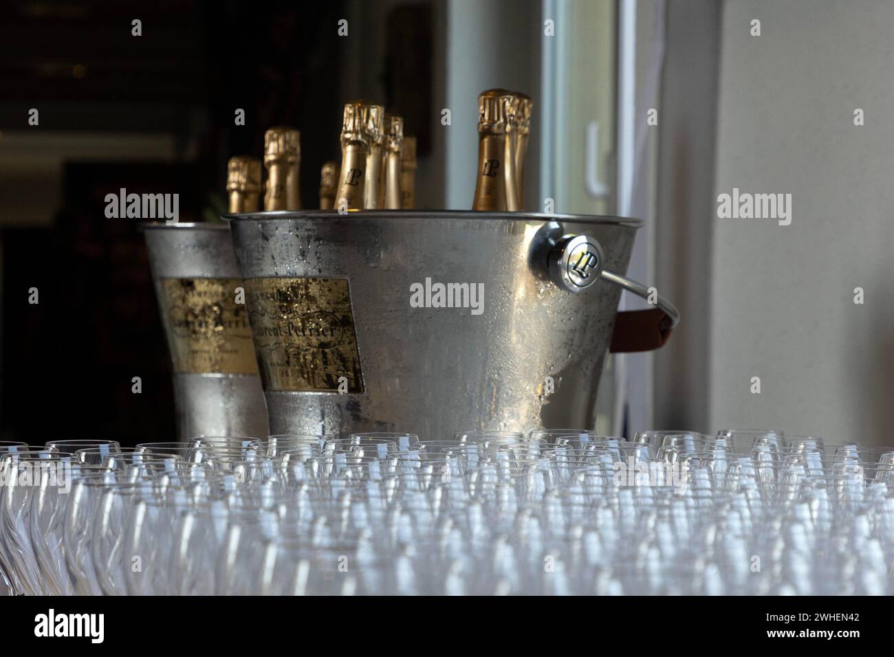 '02.09.2023, Germania, Baden-Wuerttemberg, Iffezheim - bottiglie di champagne in flauti di champagne. 00S230902D396CAROEX.JPG [VERSIONE MODELLO: NON APPLICABILE, P Foto Stock