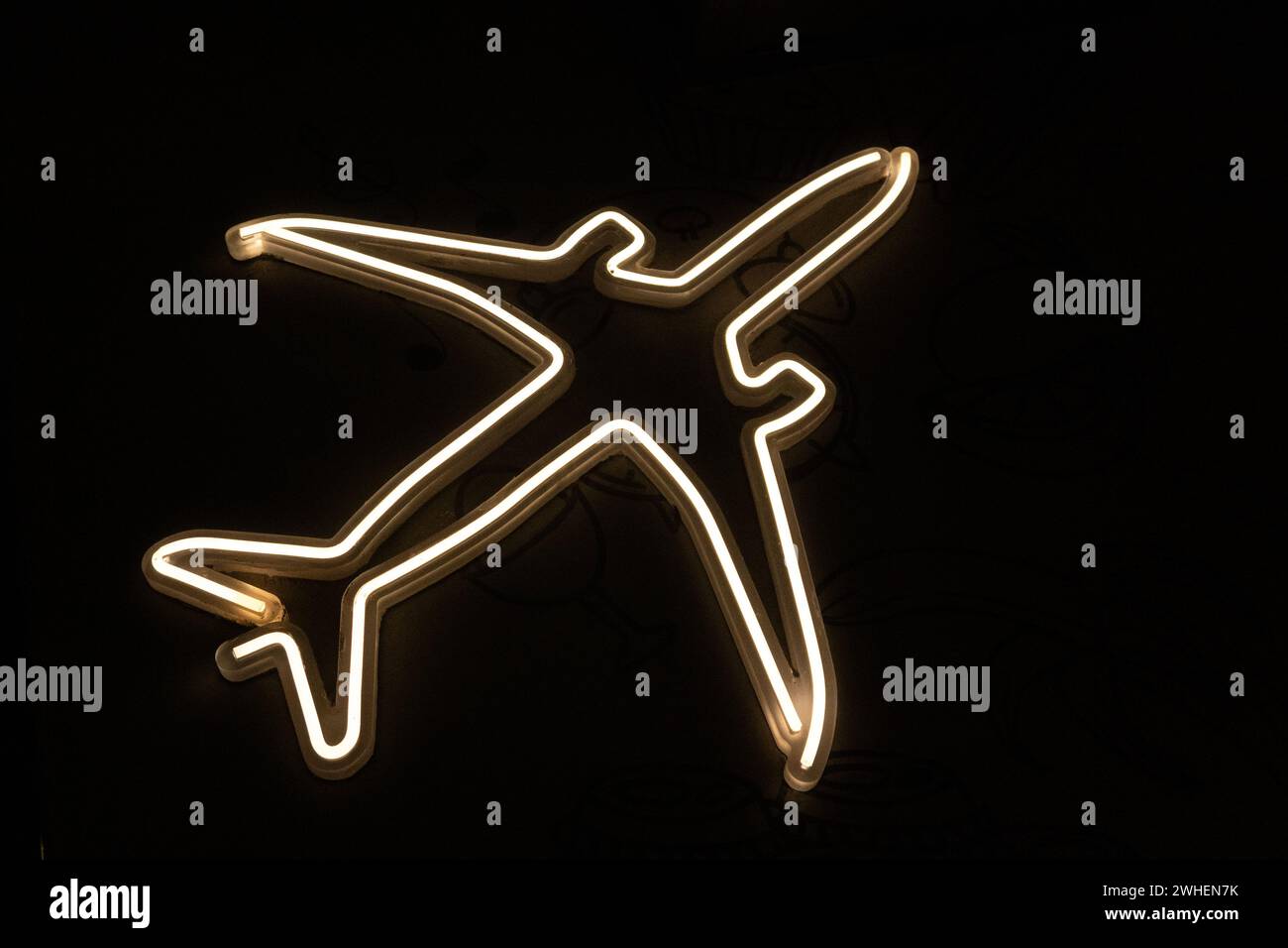 '30.10.2023, Quatar, , Doha - profilo di un aereo fatto di tubi al neon brillanti. 00S231030D076CAROEX.JPG [VERSIONE MODELLO: NON APPLICABILE, PROPERTY RELE Foto Stock