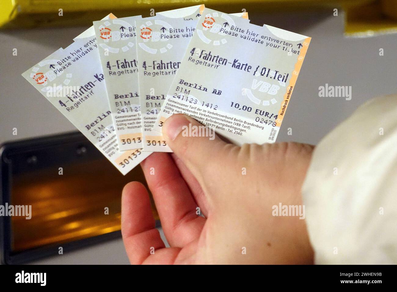 '24.11.2023, Germania, Berlino, Berlino - biglietti per la zona tariffaria Berlin AB in una mano. 00S231124D163CAROEX.JPG [VERSIONE MODELLO: NO, RILASCIO PROPRIETÀ: Foto Stock
