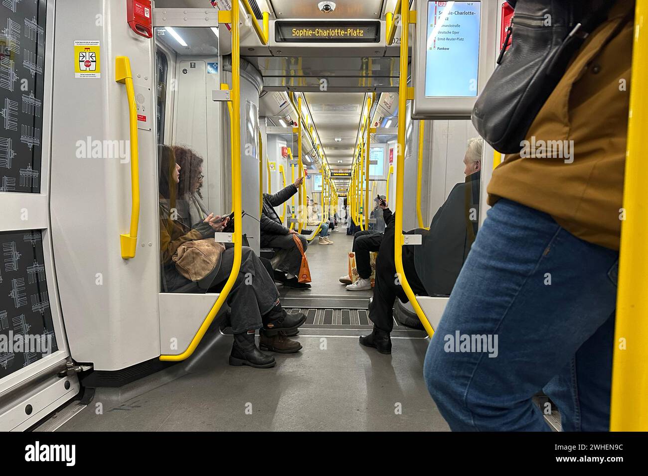 "24.11.2023, Germania, Berlino, Berlino - persone in metropolitana sulla linea 2. 00S231124D141CAROEX.JPG [VERSIONE MODELLO: NO, RILASCIO PROPRIETÀ: NO (c) immagini caro Foto Stock