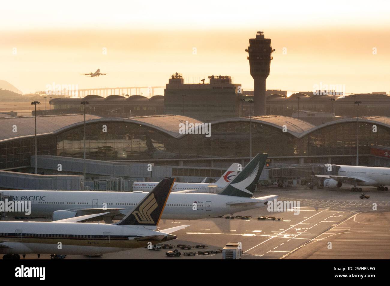 '11.12.2023, Cina, Hong Kong, Hong Kong - Terminal e torre dell'Aeroporto Internazionale di Hong Kong. 00S231211D223CAROEX.JPG [VERSIONE DEL MODELLO: NON APPLICAB Foto Stock