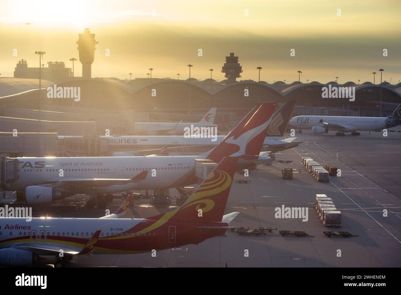 '11.12.2023, Cina, Hong Kong, Hong Kong - aeromobili parcheggiati al terminal dell'Aeroporto Internazionale di Hong Kong. 00S231211D232CAROEX.JPG [VERSIONE MODELLO: Foto Stock