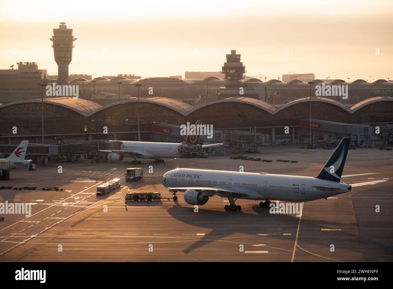'11.12.2023, Cina, Hong Kong, Hong Kong - Terminal e torre dell'Aeroporto Internazionale di Hong Kong. 00S231211D225CAROEX.JPG [VERSIONE DEL MODELLO: NON APPLICAB Foto Stock