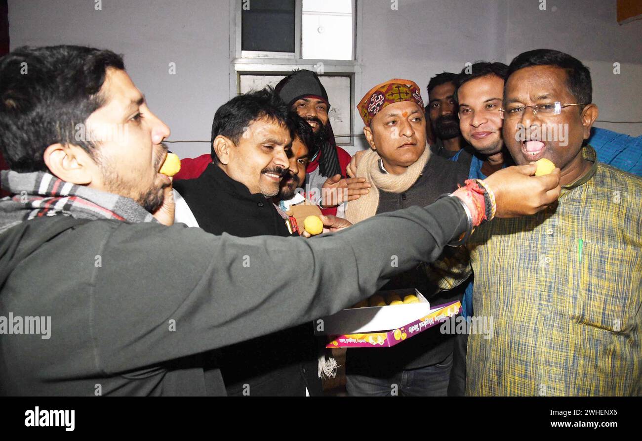 Patna, India. 9 febbraio 2024. PATNA, INDIA - 9 FEBBRAIO 2024: Lavoratori della BJP distribuiscono dolci per festeggiare presso l'ufficio della BJP il 9 febbraio 2015 a Patna, India. (Foto di Santosh Kumar/Hindustan Times/Sipa USA) credito: SIPA USA/Alamy Live News Foto Stock