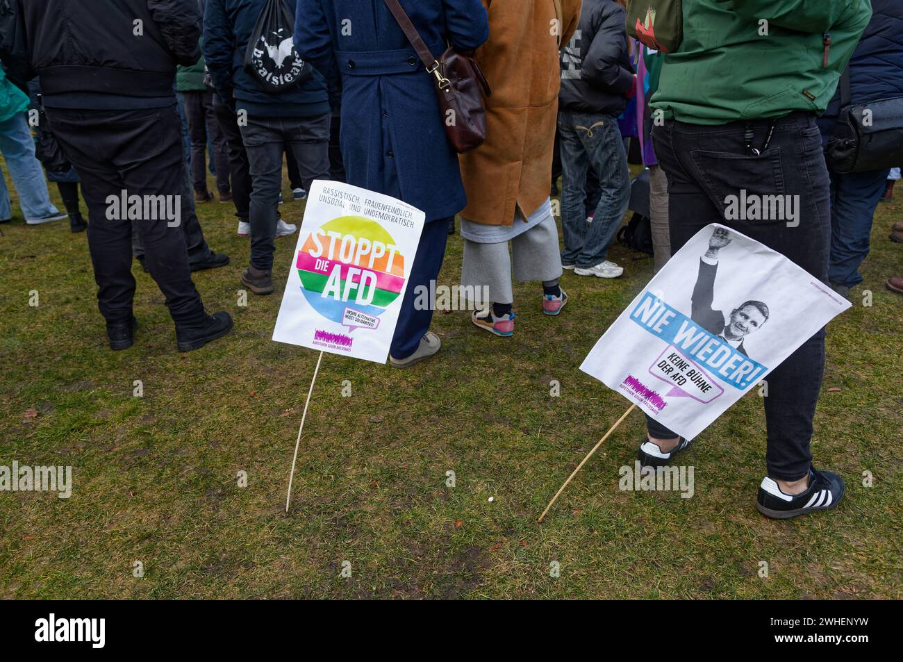 '03.02.2024, Germania, Berlino, Berlino - dimostrazione, mano nella mano contro destra. I manifestanti protestano in occasione di una manifestazione e di una manifestazione organizzata da Foto Stock