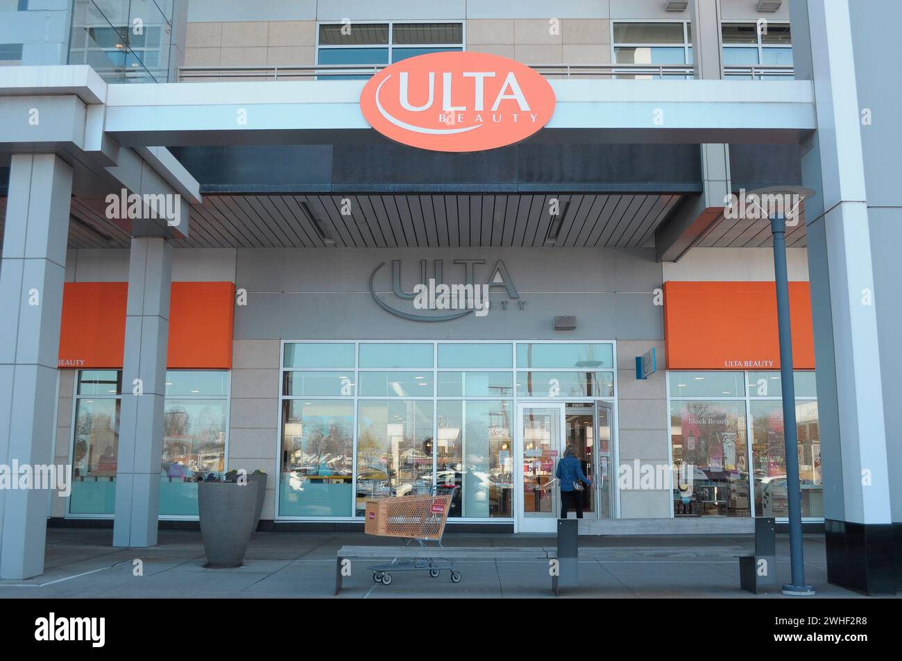 New York, Stati Uniti. 9 febbraio 2024. Un negozio di bellezza Ulta si trova nel quartiere di Garden City nella contea di Nassau, Long Island, New York. Credito: SOPA Images Limited/Alamy Live News Foto Stock