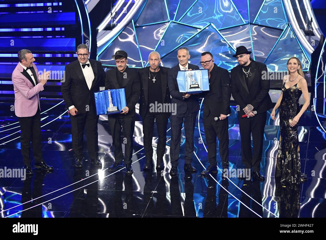 Sanremo, Italia. 10 febbraio 2024. Il Presidente della regione Liguria Giovanni Toti, il Presidente del comune di Sanremo Alessandro il grande premiano Geolier vincitore della quarta serata del Festival di Sanremo. Durante la 74a edizione del Festival della canzone Italiana di SANREMO al Teatro Ariston di Sanremo, Italia settentrionale - venerdì, 9 FEBBRAIO 2024. Intrattenimento. (Foto di Marco Alpozzi/LaPresse)&#xa0; credito: LaPresse/Alamy Live News Foto Stock