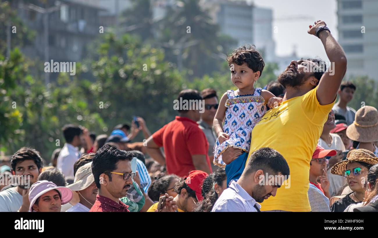 Mumbai, India - 14 gennaio 2024: Pubblico eccitato sulla strada vicina, guardando Air Show 2024. Foto Stock