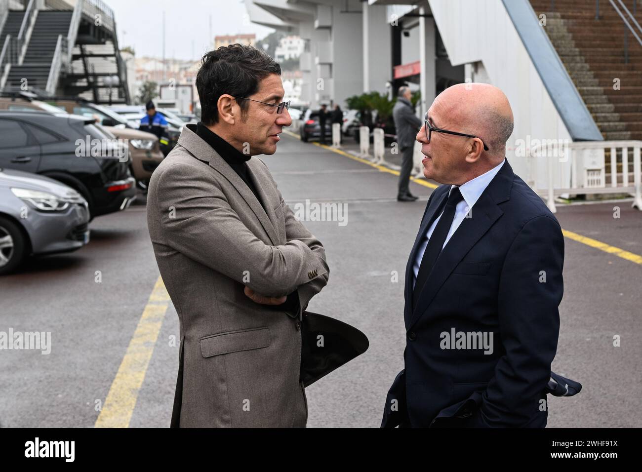 Cannes, Francia. 9 febbraio 2024. (Da L a R): David Lisnard, sindaco di Cannes e Eric Ciotti, presidente del partito Les Republicains arrivano per il WAICF (World Artificial Intelligence Cannes Festival 2024) al Palais des Festivals di Cannes. Il World Artificial Intelligence Cannes Festival (WAICF) si svolge dall'8 al 10 febbraio 2024 al Palais des Festivals di Cannes, riunendo tutti gli attori chiave nel campo dell'intelligenza artificiale. Credito: SOPA Images Limited/Alamy Live News Foto Stock