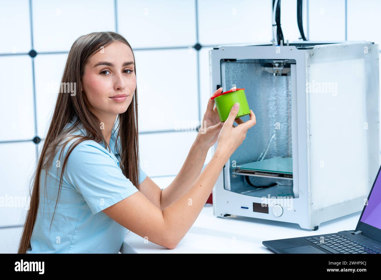 Scienziato con stampa 3D. Foto Stock