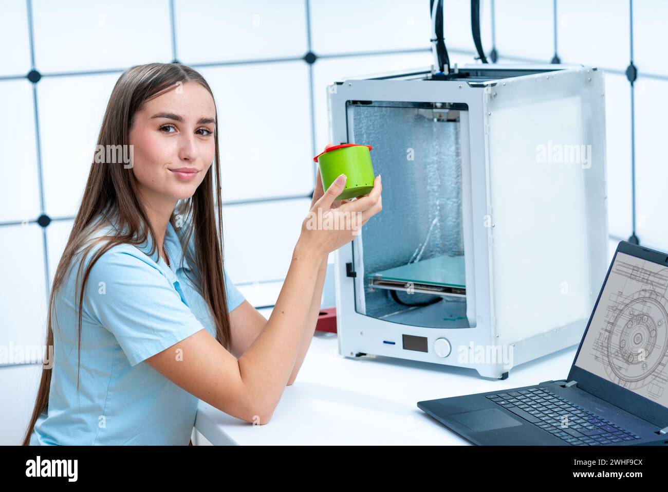 Scienziato con stampa 3D. Foto Stock