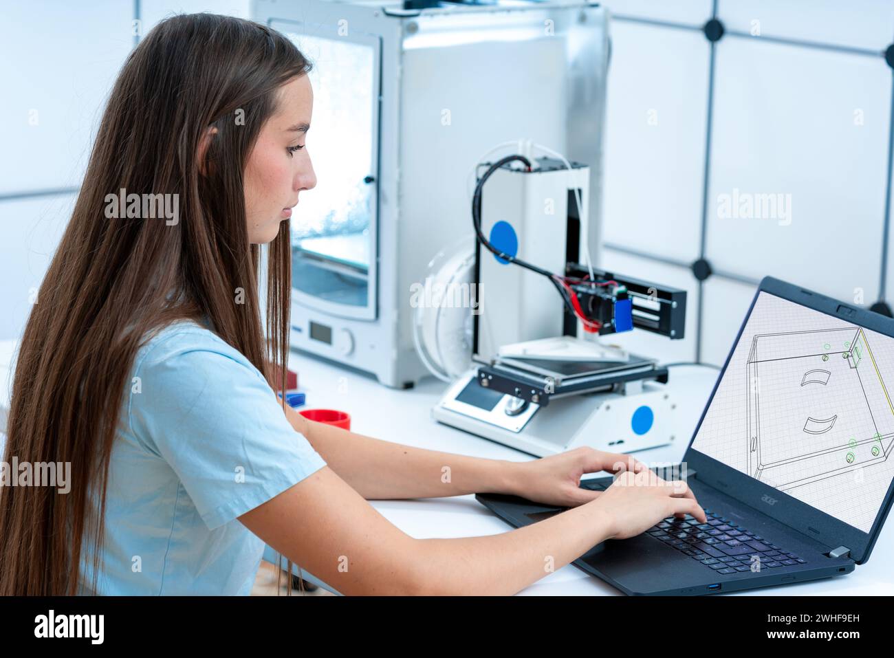 Scienziato che lavora con il software di stampa 3D. Foto Stock