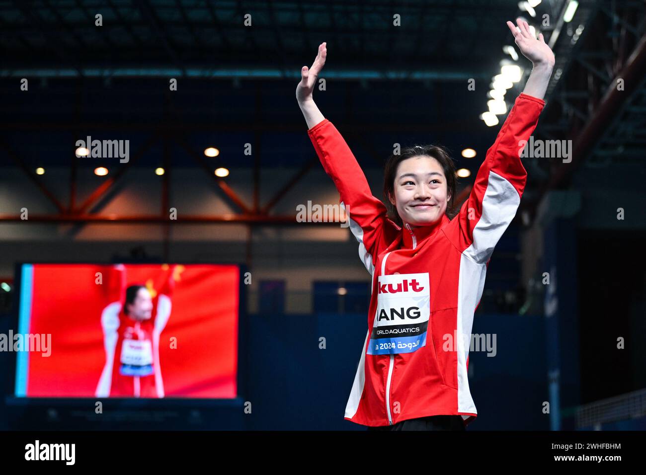 Doha. 9 febbraio 2024. Chang Yani della Cina saluta gli spettatori prima della finale femminile di trampolino 3m dei Campionati mondiali di nuoto 2024 a Doha, Qatar, il 9 febbraio 2024. Crediti: Du Yu/Xinhua/Alamy Live News Foto Stock