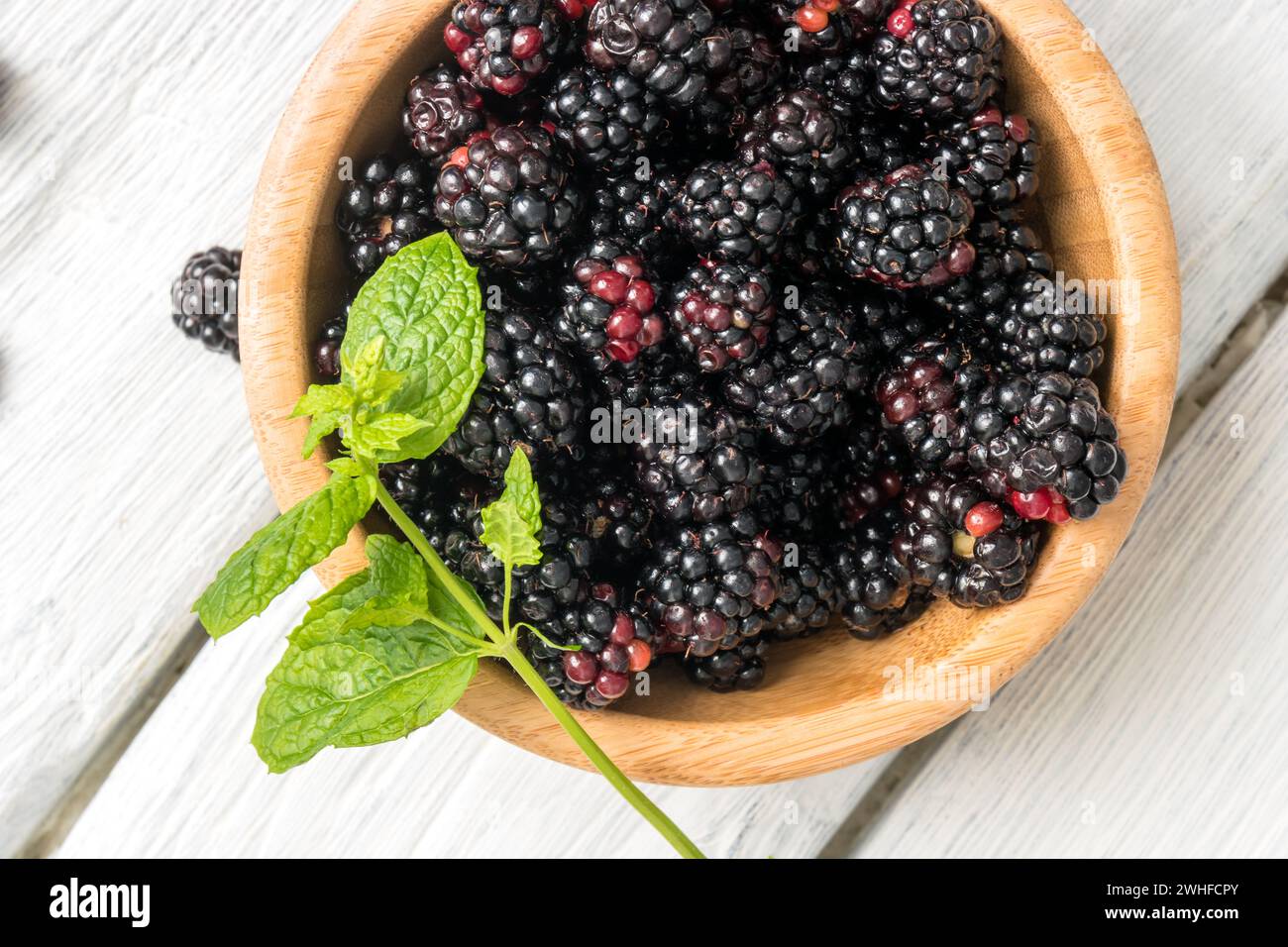 Tazza di legno con Blackberries Foto Stock