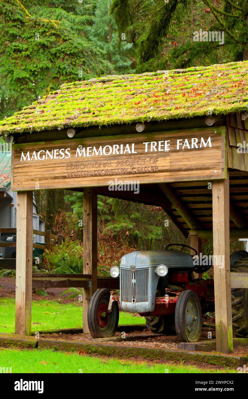 Rifugio con trattore, Magness Memorial Tree Farm, Oregon Foto Stock
