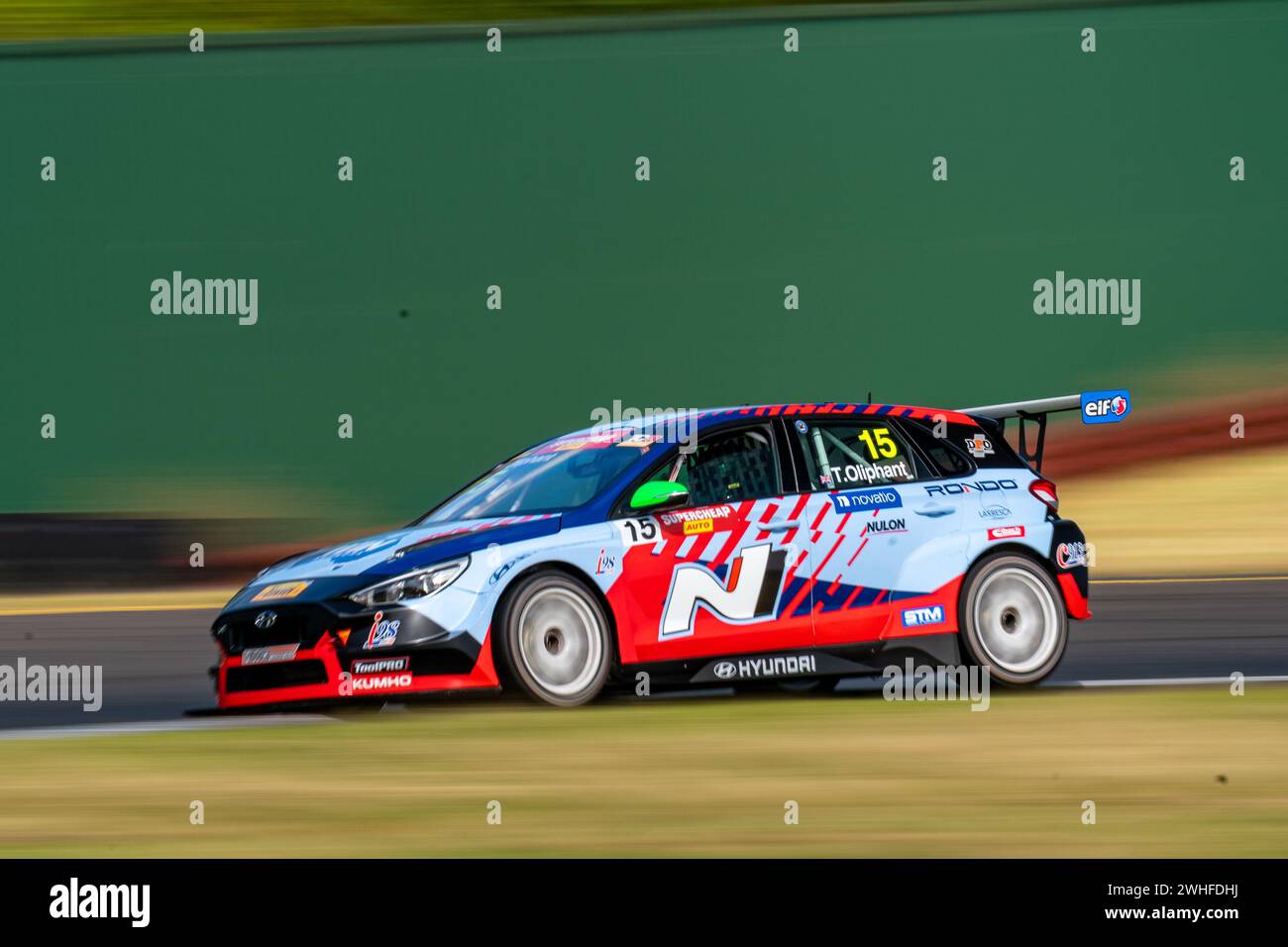 Sandown Park, Australia. 10 febbraio 2024. Tom Oliphant (#15) si alza nella curva 3 durante le qualificazioni per la serie Supercheap Auto TCR Australia sabato alla Shannon's Speed Series Race Sandown Credit: James Forrester/Alamy Live News Foto Stock