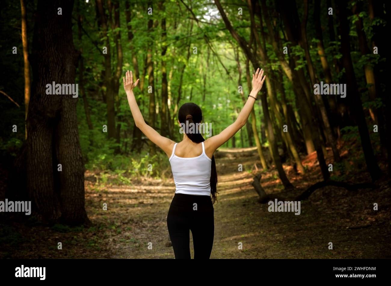 In primavera calda mattina ragazze comunione con la natura e lo sport Foto Stock