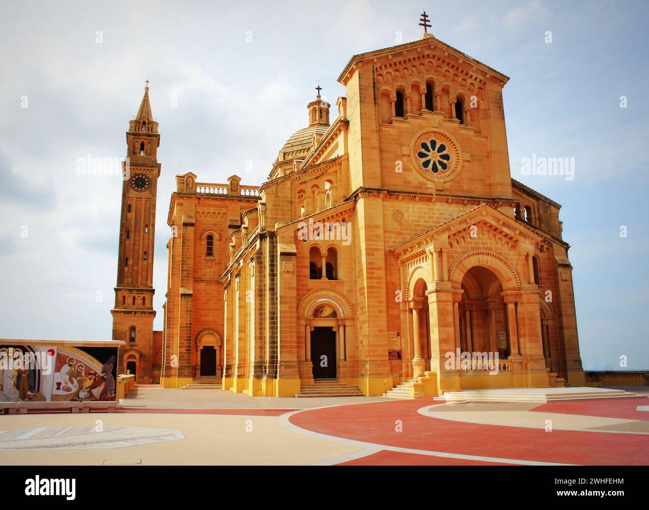 La basilica della Vergine di Ta Pinu vicino al villaggio di Gharb a Gozo. Foto Stock