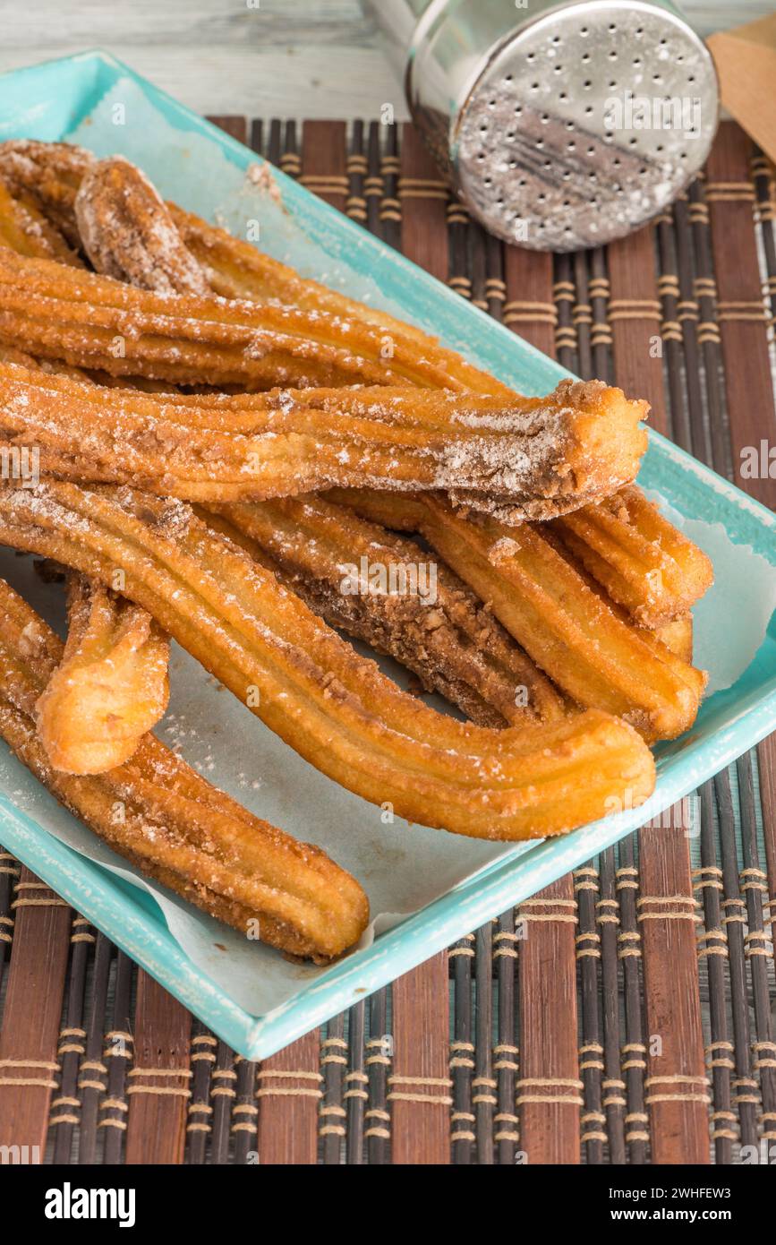 Churros tradizionali con cioccolata calda Foto Stock
