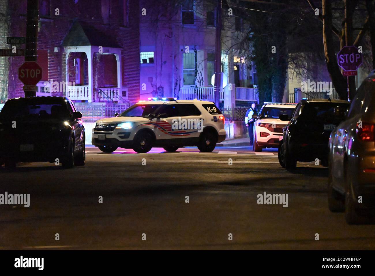 Scena della sparatoria in cui un sospetto è stato ucciso dalla polizia dopo che il sospetto ha sparato a diversi colpi contro agenti di polizia. La polizia spara a un sospetto in una sparatoria a Washington, DC, il 9 febbraio 2024. La polizia era di pattuglia nella zona di Bangor Street, a sud-est. La polizia ha tentato di entrare in contatto con un sospetto nel vicolo di un complesso di appartamenti, venerdì sera e il maschio è scappato dalla polizia, ha tirato fuori un'arma da fuoco e ha iniziato a sparare più volte contro la polizia. Le autorità hanno restituito il fuoco, ferendo il sospetto maschio. Il sospetto è stato trasportato all'ospedale ed è attualmente in stabl Foto Stock