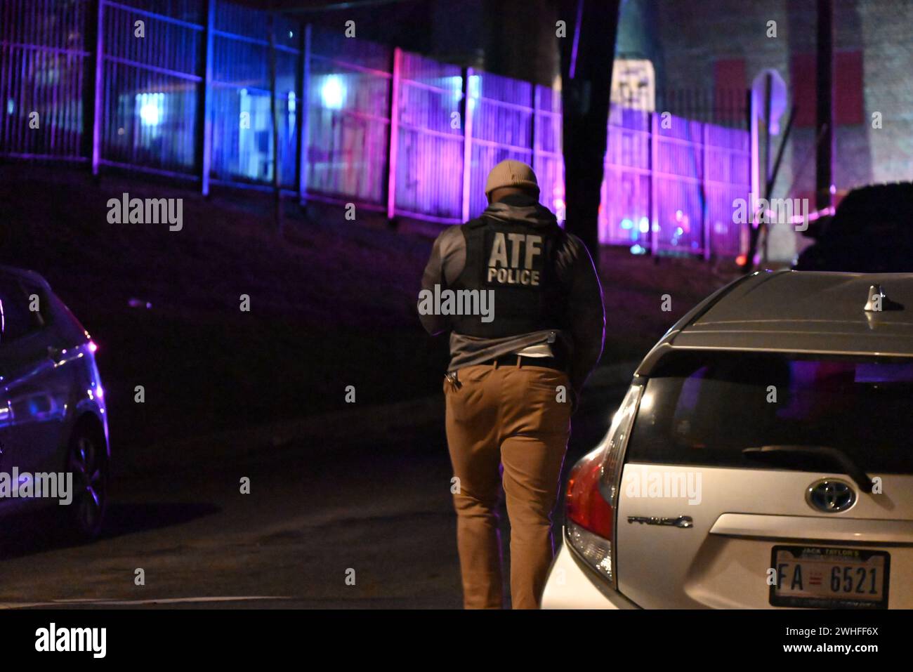 L'agente dell'ATF si precipita sulla scena del crimine per assistere la polizia metropolitana nelle indagini. La polizia spara a un sospetto in una sparatoria a Washington, DC, il 9 febbraio 2024. La polizia era di pattuglia nella zona di Bangor Street, a sud-est. La polizia ha tentato di entrare in contatto con un sospetto nel vicolo di un complesso di appartamenti, venerdì sera e il maschio è scappato dalla polizia, ha tirato fuori un'arma da fuoco e ha iniziato a sparare più volte contro la polizia. Le autorità hanno restituito il fuoco, ferendo il sospetto maschio. Il sospetto è stato trasportato in ospedale ed è attualmente in condizioni stabili di cui soffre Foto Stock