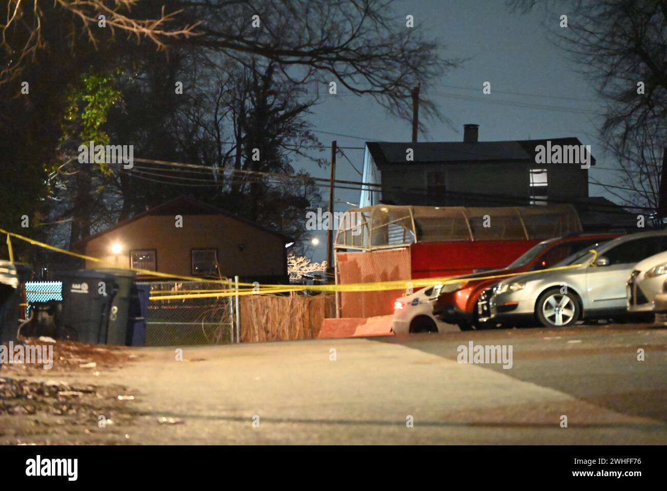 Scena della sparatoria in cui un sospetto è stato ucciso dalla polizia dopo che il sospetto ha sparato a diversi colpi contro agenti di polizia. La polizia spara a un sospetto in una sparatoria a Washington, DC, il 9 febbraio 2024. La polizia era di pattuglia nella zona di Bangor Street, a sud-est. La polizia ha tentato di entrare in contatto con un sospetto nel vicolo di un complesso di appartamenti, venerdì sera e il maschio è scappato dalla polizia, ha tirato fuori un'arma da fuoco e ha iniziato a sparare più volte contro la polizia. Le autorità hanno restituito il fuoco, ferendo il sospetto maschio. Il sospetto è stato trasportato all'ospedale ed è attualmente in stabl Foto Stock