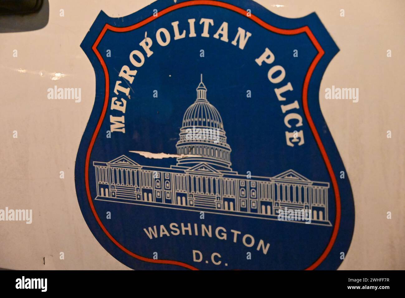 Logo del Metropolitan Police Department su un veicolo della polizia sulla scena del crimine. La polizia spara a un sospetto in una sparatoria a Washington, DC, il 9 febbraio 2024. La polizia era di pattuglia nella zona di Bangor Street, a sud-est. La polizia ha tentato di entrare in contatto con un sospetto nel vicolo di un complesso di appartamenti, venerdì sera e il maschio è scappato dalla polizia, ha tirato fuori un'arma da fuoco e ha iniziato a sparare più volte contro la polizia. Le autorità hanno restituito il fuoco, ferendo il sospetto maschio. Il sospetto è stato trasportato in ospedale ed è attualmente in condizioni stabili e soffre di non-vita Foto Stock