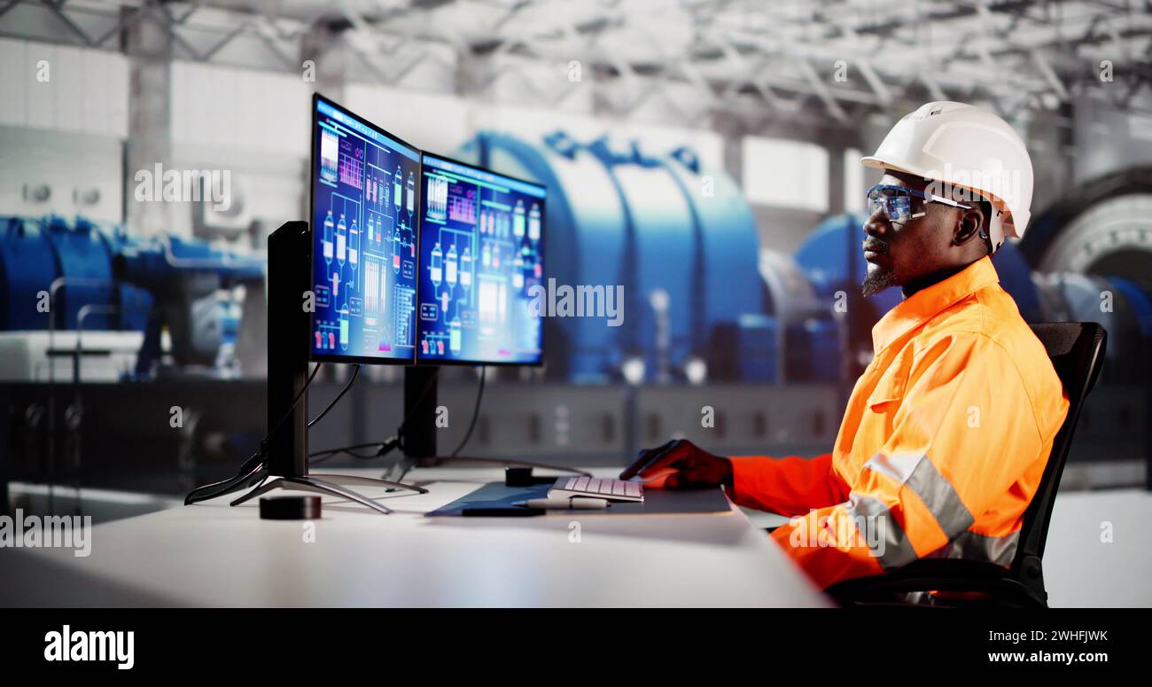 Uomo che lavora nella produzione di energia elettrica della centrale elettrica Foto Stock