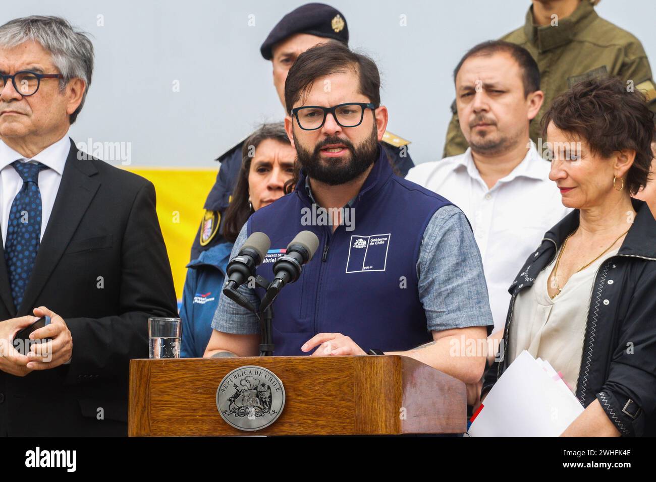 Il Presidente Gabriel Boric parla alla stampa durante la conferenza stampa a sostegno delle famiglie colpite dal mega incendio. Il presidente del Cile Gabriel Boric tiene una conferenza stampa sul mega incendio che si è verificato a Viña del Mar e nelle aree circostanti. Credito: SOPA Images Limited/Alamy Live News Foto Stock