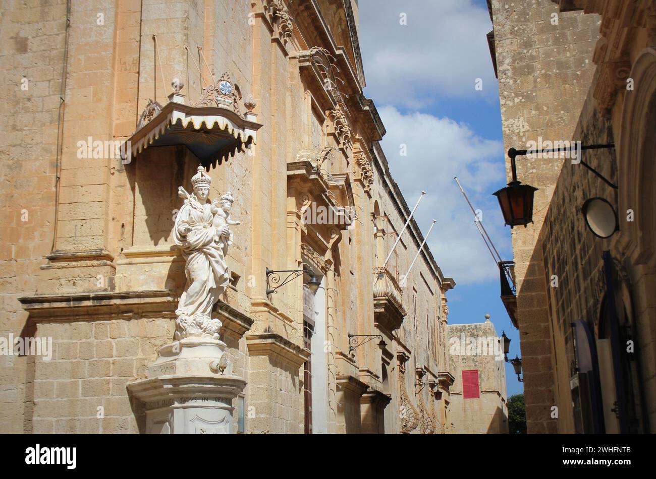 La statua della Vergine Maria con Gesù bambino su un angolo del convento carmelitano di Mdina. Malta Foto Stock