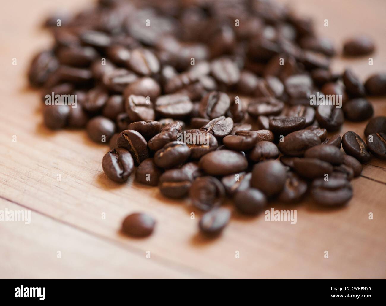 Chicchi di caffè, bancone e bevanda espresso o preparazione di caffeina per bevande, caffè o cappuccino. Arrostito, frullato e ingrediente per latte o. Foto Stock