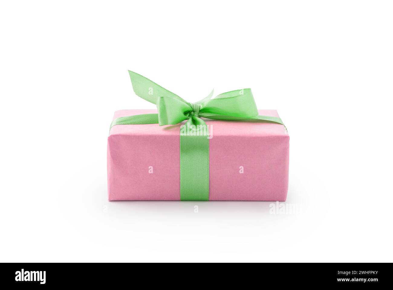 Scatola in carta rosa con arco a nastro verde isolata su sfondo bianco, elemento Foto Stock