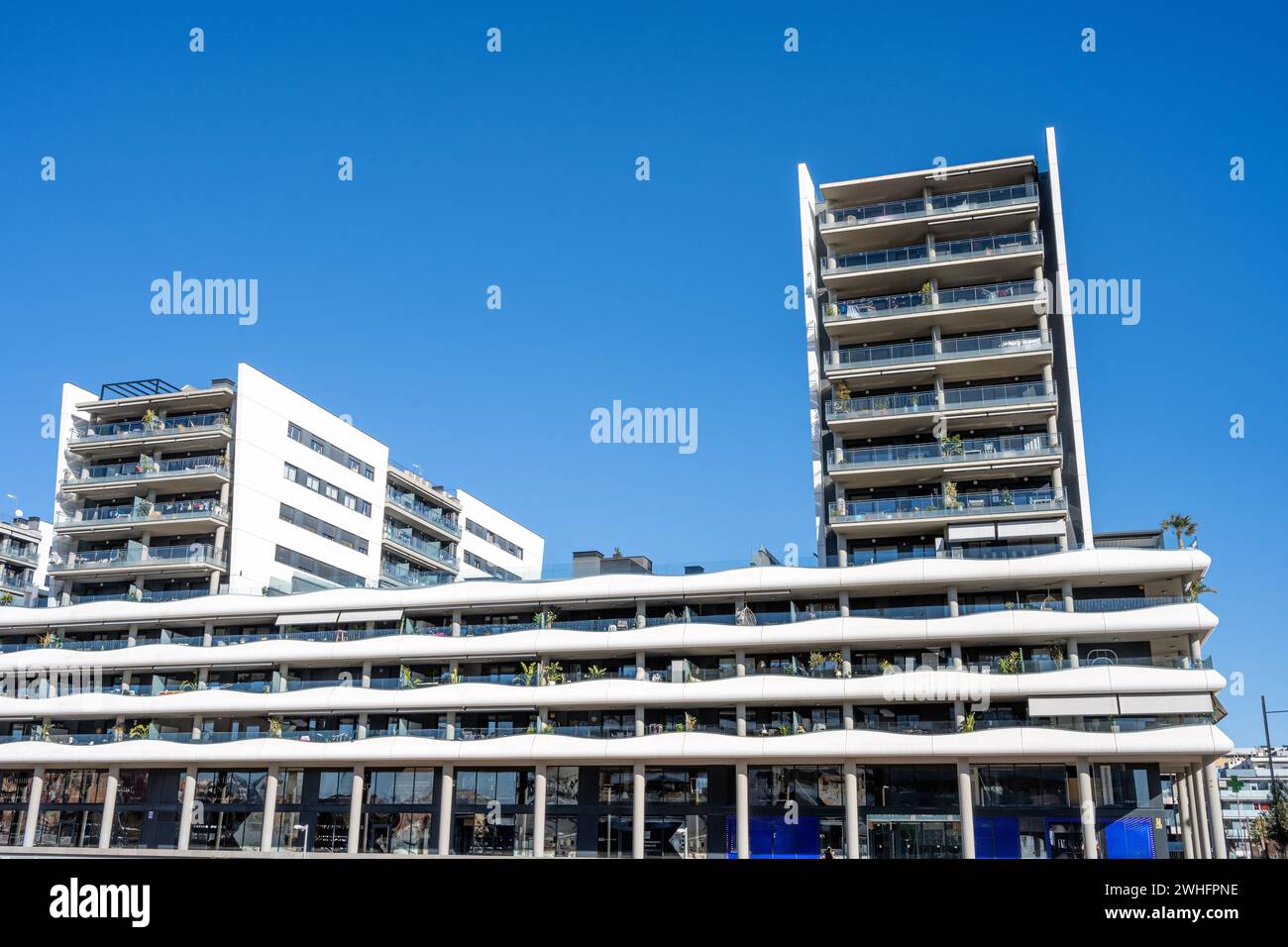 Moderno e alto complesso di appartamenti visto a Badalona, Spagna Foto Stock