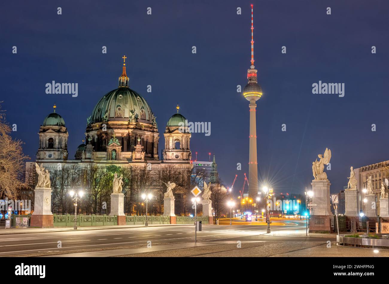 La cattedrale di Berlino e la famosa torre della televisione di notte Foto Stock