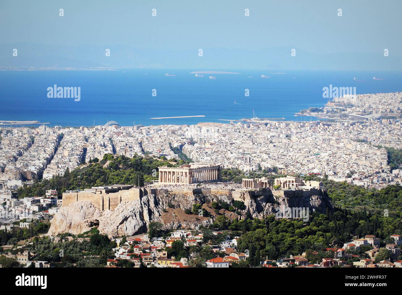 Ammira la città e l'Acropoli dalla collina di Licabetto ad Atene, in Grecia. Panorama di Atene . Bellissimo paesaggio urbano con il mare Foto Stock