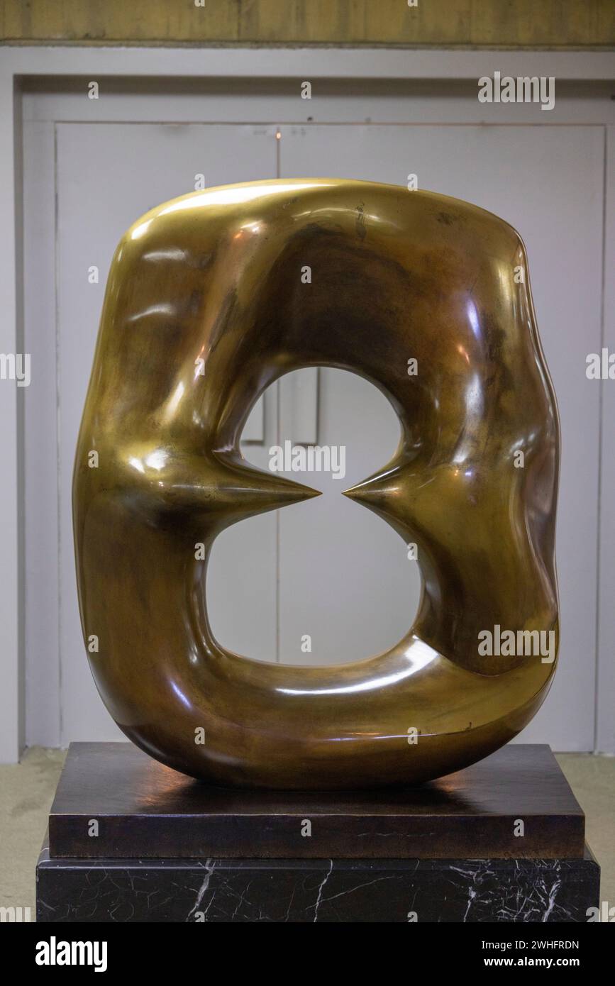 Ovale con punti, scultura in bronzo di Henry Moore, Museum of Modern Art, Teheran. Iran Foto Stock