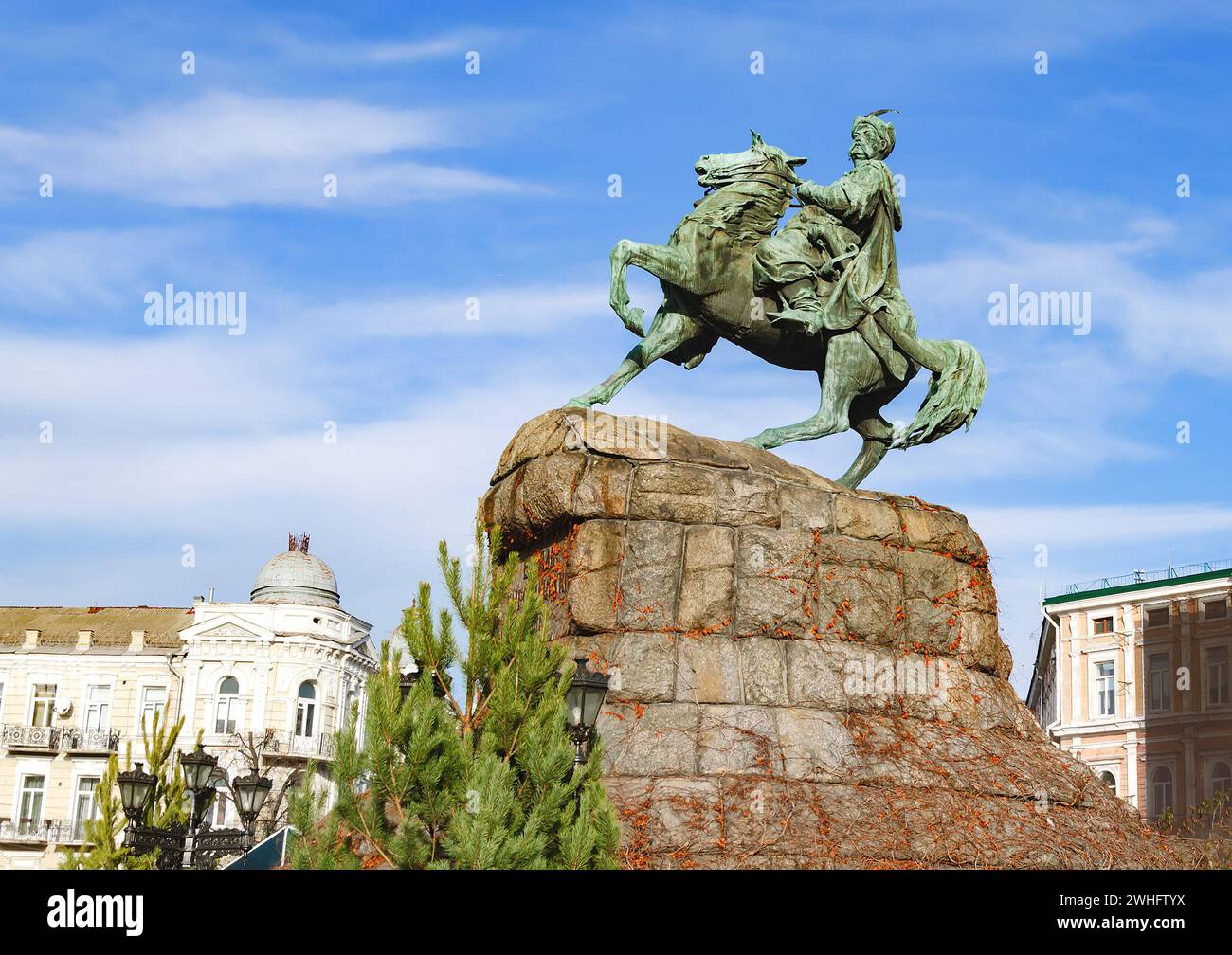 Monumento all'Etmano Bogdan Khmelnitsky in Piazza Sophia con l'iscrizione BOGDAN KHMELNYTSKY 1888 Foto Stock