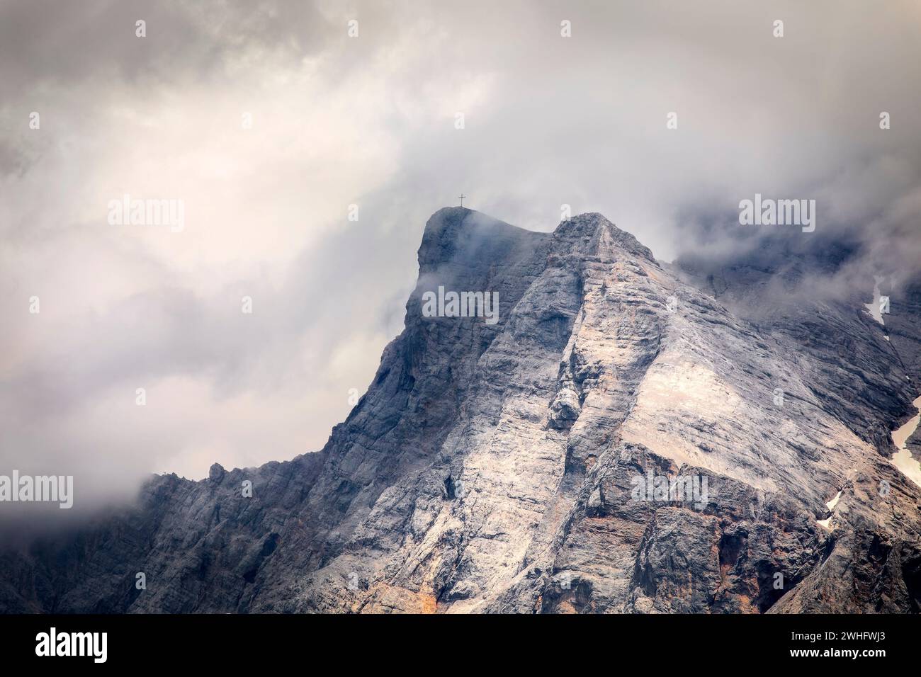 Picco roccioso di montagna tra nuvole Foto Stock