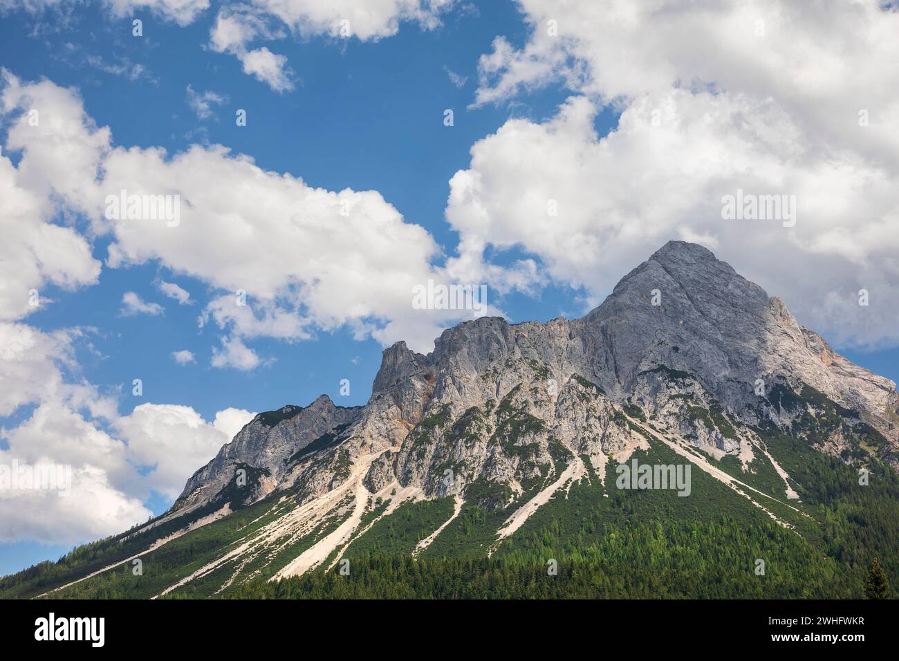 Picco di montagna sul cielo blu Foto Stock