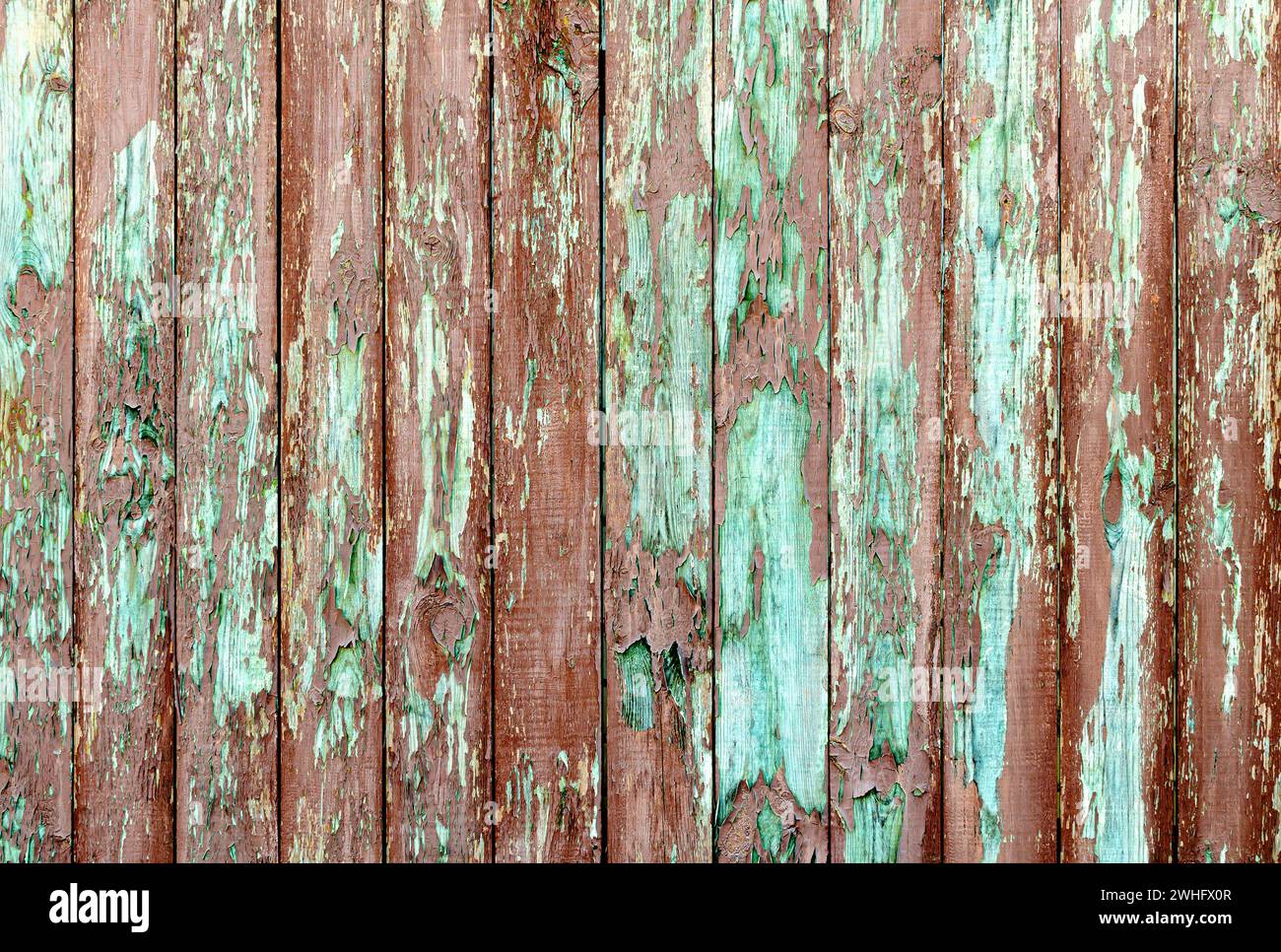 Vecchie tavole di legno con vernice rossa sbucciata Foto Stock