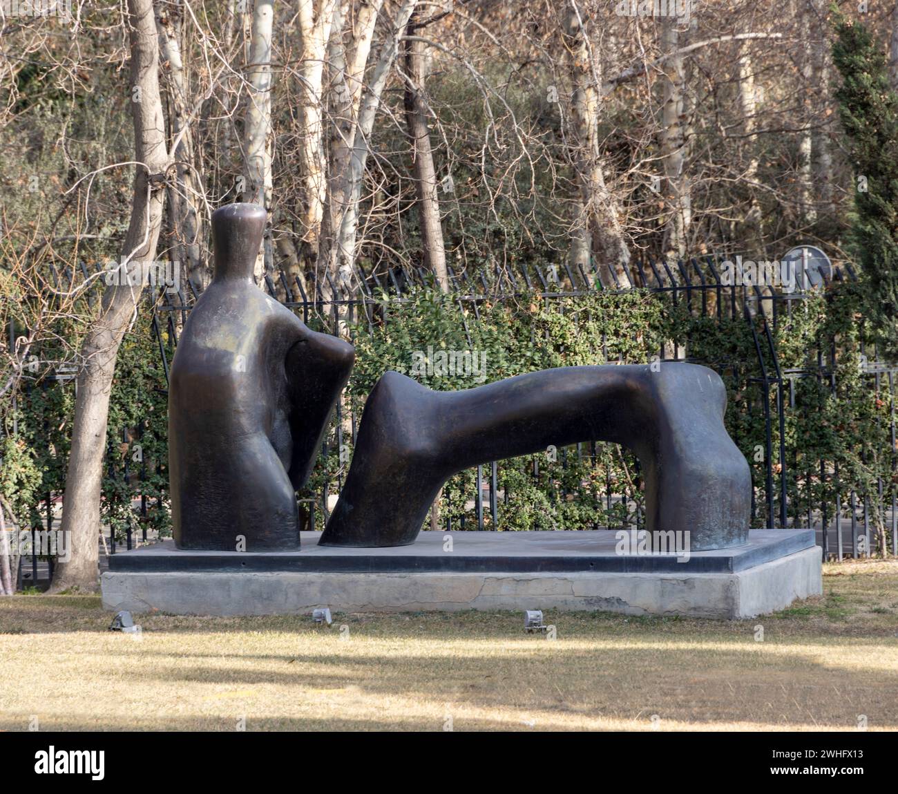 Henry Moore, Figura reclinata: Arco gamba 1969-70, giardino del Museo di Arte Contemporanea di Teheran, Iran Foto Stock
