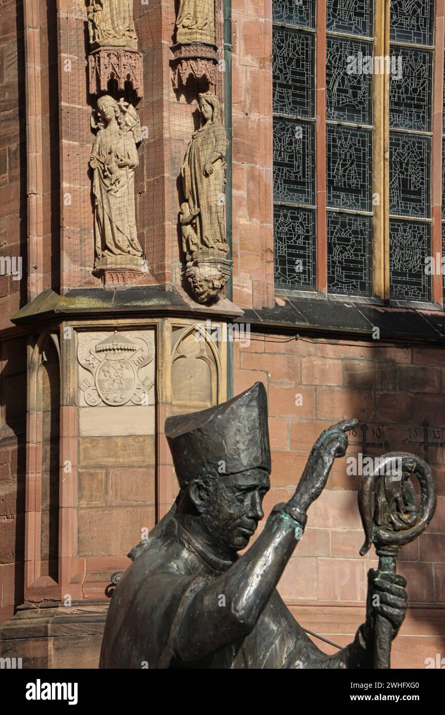 Figura della Synagoga nella Cattedrale di Worms dietro la figura del vescovo Burchard Foto Stock
