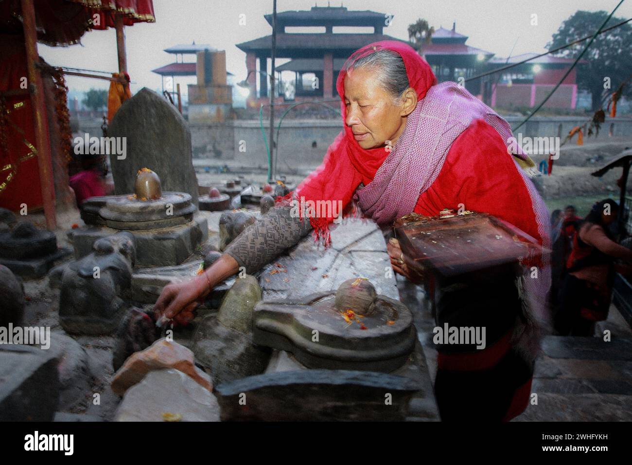 I devoti indù nepalesi stanno offrendo preghiere rituali durante il Madhav Narayan Festival, noto anche come Swasthani Brata Katha festival, presso il fiume Hanumante a Bhaktapur, Nepal. Il festival è dedicato al Dio Madhav Narayan e alla Dea Swasthani, dove i devoti indù stanno ricreando e recitando racconti popolari sulle prodezze miracolose eseguite da loro. (Foto di Amit Machamasi/NurPhoto) credito: NurPhoto SRL/Alamy Live News Foto Stock