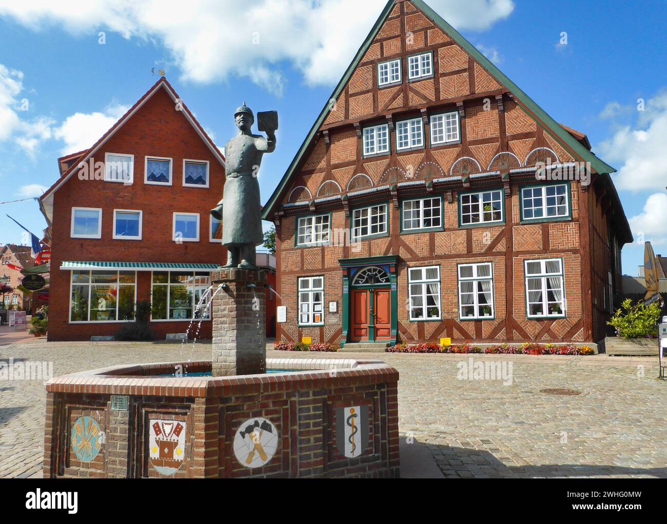 Fontana del villaggio con beadle a LÃ¼tjenburg Foto Stock