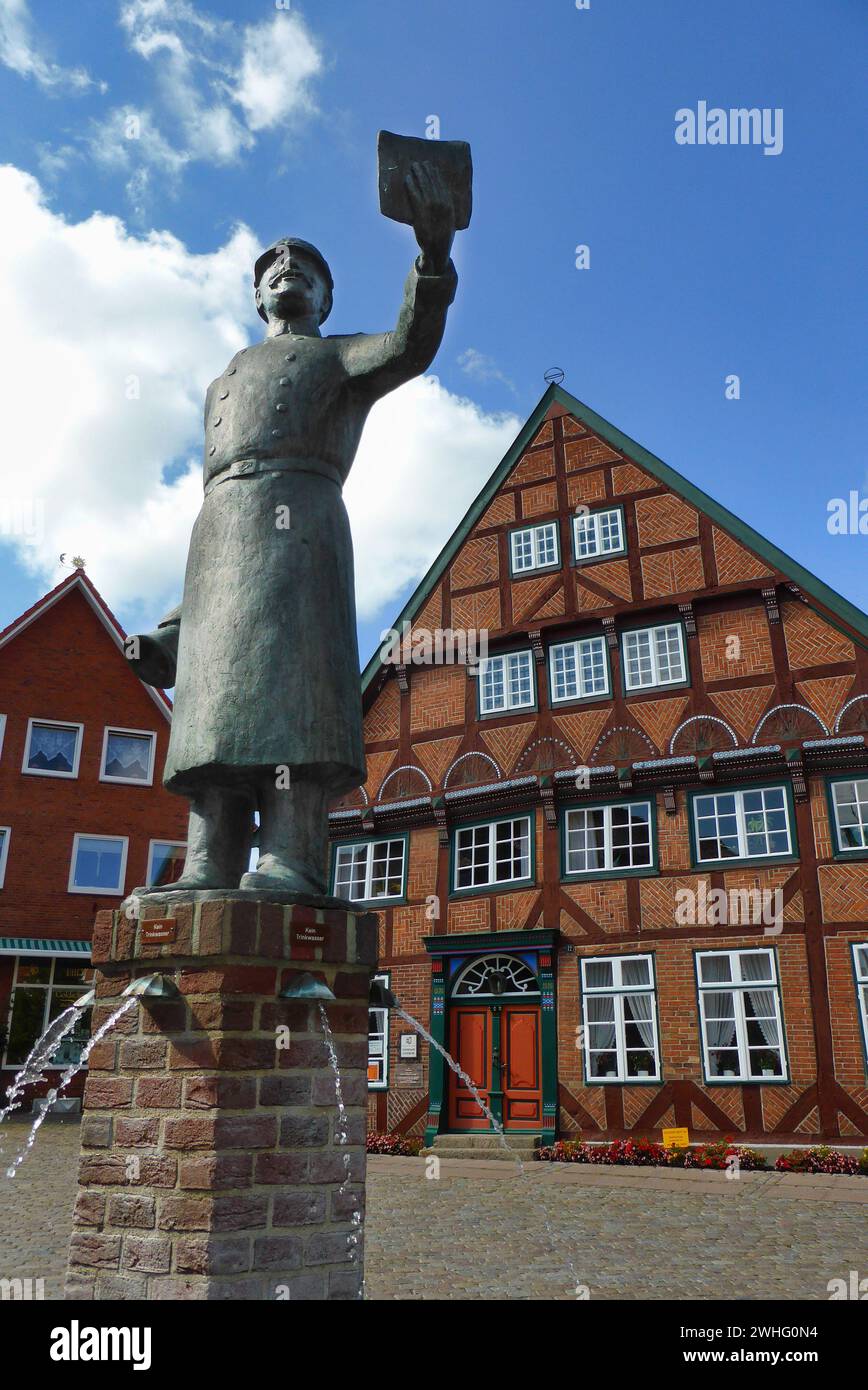 Fontana del villaggio con beadle a LÃ¼tjenburg Foto Stock