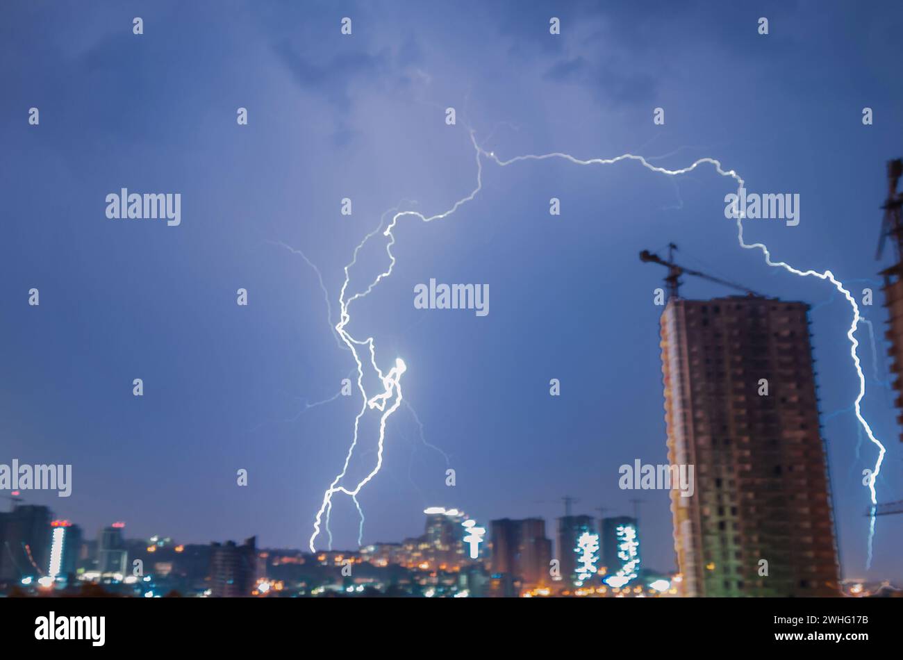 Un fulmine sul cielo blu della città Foto Stock