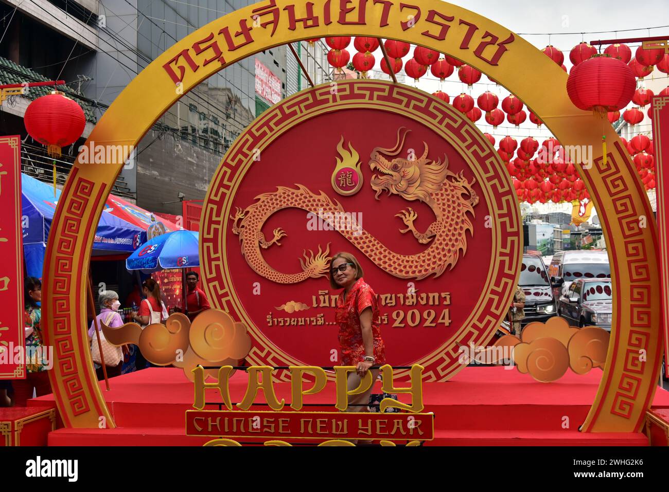 Capodanno cinese 2024 a Chinatown, Bangkok, Thailandia, Sud-Est asiatico, sabato, 10 febbraio 2024, a partire da un anno del drago di legno. La donna posa di fronte al cartello di Capodanno. Foto Stock
